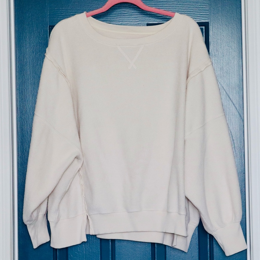 These cute and cozy American Eagle sweatshirts are the perfect🤍🖤